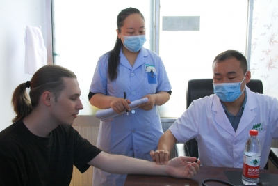 三伏天贴“三伏贴” | 外国友人在德州沉浸式体验中医文化