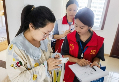 天衢新区宋官屯街道十二里庄社区开展“社情民意大走访”活动