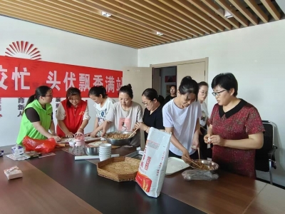 陵城区安德街道社工站 | 暑气蒸腾包饺忙 头伏飘香满站尝