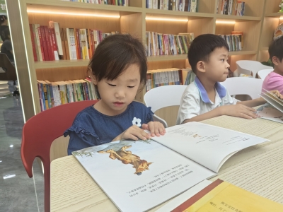 齐河县第三幼儿园开展进社区赠书活动