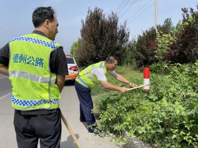 德州市公路巡查中心第一大队排查道路警示标志遮挡隐患