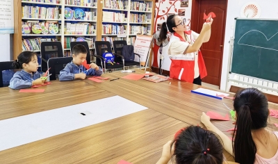天衢新区宋官屯街道开展“萤火之光”青少年剪纸活动
