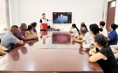 天衢新区宋官屯街道曹村社区开展爱国主义观影活动