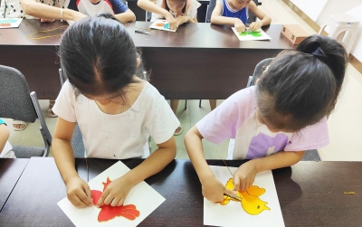 天衢新区宋官屯街道文化站金丝彩贴非遗制作活动走进十二里庄社区