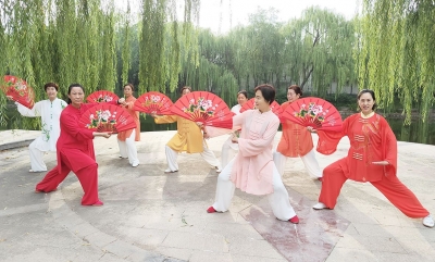 天衢新区宋官屯街道常兴社区开展太极功夫扇展演活动