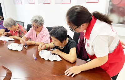 天衢新区宋官屯街道开展老年手工制作活动