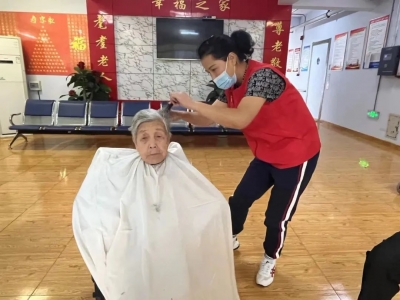 我们的节日 | 德州“红马甲”敬老院里献爱心