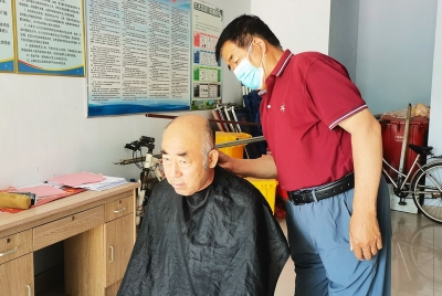 天衢新区宋官屯街道沙王社区：爱心义剪进社区 志愿服务暖人心