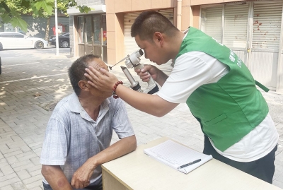 天衢新区宋官屯街道刘集社区开展眼科义诊活动