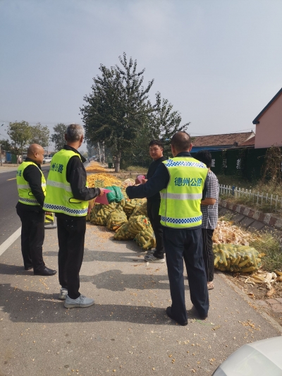 德州市公路巡查中心第一大队：劝阻占道晒粮除隐患  
