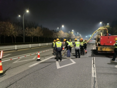 德州市区道路开启冬季预防性灌缝养护  
