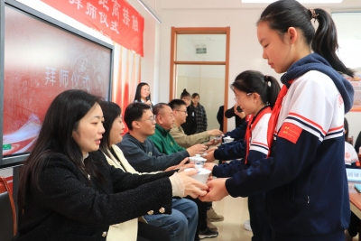 师徒结对传帮带！天衢新区尚德小学小记者现场“拜师”
