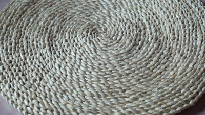 齐河县：玉米皮编成“草垫子” 变废为宝助增收