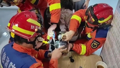 德州女童左手卷入榨汁机 消防员紧急拆解施救