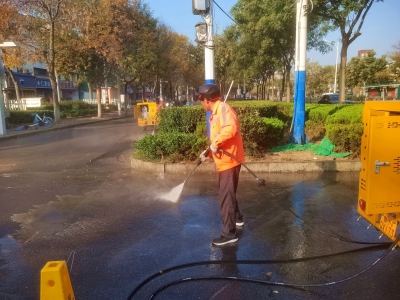 德州环卫：清理油污地面，提升卫生水平