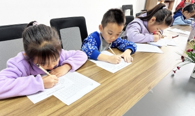 天衢新区宋官屯街道新城社区开展青少年硬笔书法培训活动