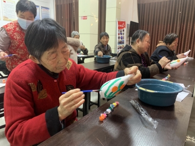 德州天衢新区袁桥镇袁桥社区开展“巧手绘花瓶”主题活动