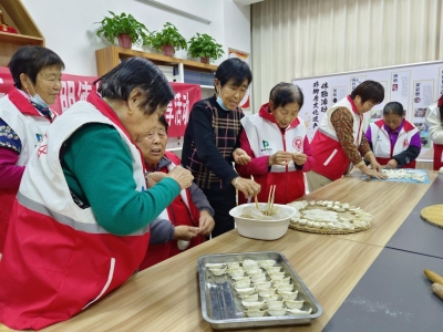 德州天衢新区袁桥镇崇德社区开展俏夕阳“爱心暖冬至”志愿服务活动