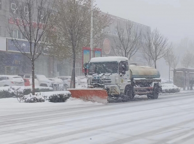 迎战暴风雪 | 德城城管：随下随清，昼夜不停，全力做好扫雪除冰工作