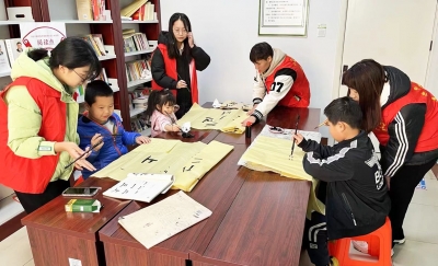 天衢新区宋官屯街道滨河社区开展书法进社区活动