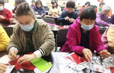 天衢新区宋官屯街道十二里庄社区开展玫瑰花手工制作活动