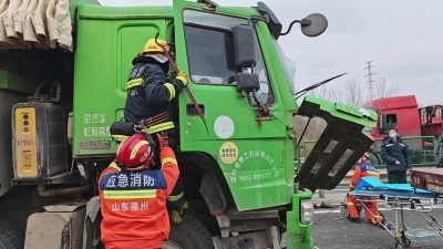 ​德州：渣土车追尾吊车致一人被困  消防员紧急破拆施救