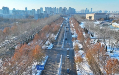 德州城区道路陆续恢复畅通，铲雪除冰正在进行