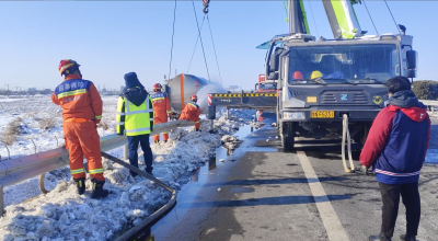 罐车侧翻 男子被困驾驶室！德州消防紧急救援