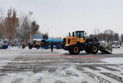 山推（德州）工程机械提供两辆装载机助力扫雪除冰