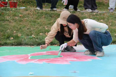 带娃来拍照！德州月湖公园大型地坪画“月湖白鹭”亮相