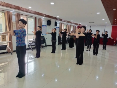 “练”美形体  “走”出自信 | 陵城区妇联开展形体礼仪培训