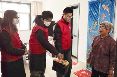 天衢新区宋官屯街道李相庄社区开展“爱老助老 温情相伴”活动