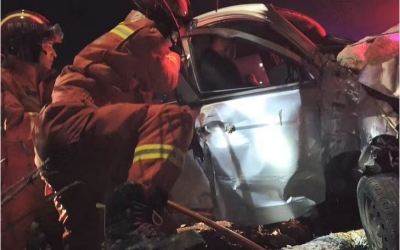 临邑：轿车侧翻一人被困 消防员紧急施救