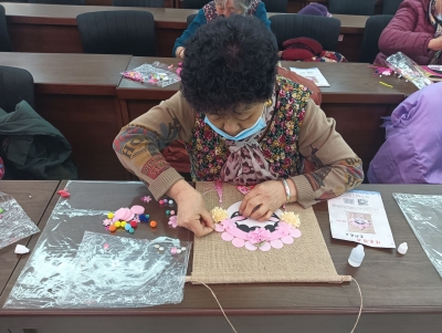 德州天衢新区袁桥镇崇文社区开展装饰画制作活动