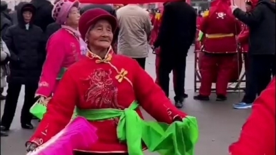 乡村振兴齐鲁样板——村村有好戏 | 87岁老奶奶开心扭秧歌 欢乐小跑像调皮小姑娘
