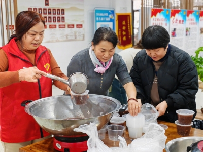 齐河晏城街道永嘉社区开展“福纳百家米 粥暖邻里情”活动