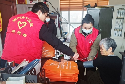 天衢新区宋官屯街道十二里庄社区：义诊服务进社区