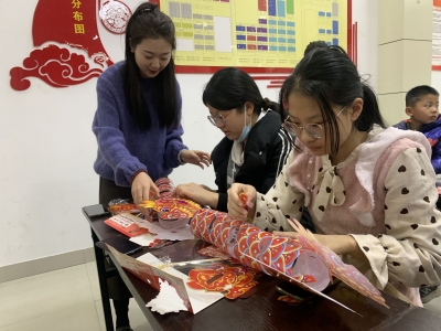 德州天衢新区袁桥镇袁桥社区开展“龙灯耀龙年”青少年手工活动