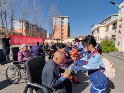康博小学组织学生走进黄河涯敬老院