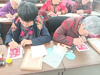 德州天衢新区袁桥镇崇文社区开展非遗版画拓印体验活动