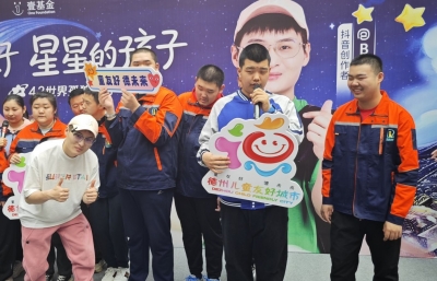 童友好 德未来 | 德州开展孤独症儿童钻石画义卖活动