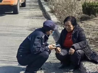 骑车老人路边摔倒 乐陵公路人及时救助