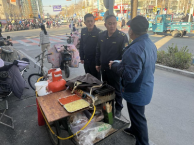 德城城管：开展校园周边环境秩序集中整治行动