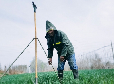 天衢新区宋官屯街道张官屯社区：干部群众齐上阵 助力农田灌溉忙
