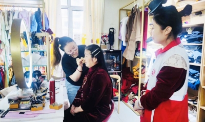 天衢新区宋官屯街道嘉诚社区开展“情暖夕阳红”公益摄影活动