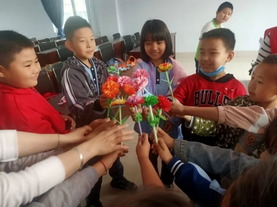 民生实事进行时 | 德城区天衢街道罗家院社区手工花束制作庆节日