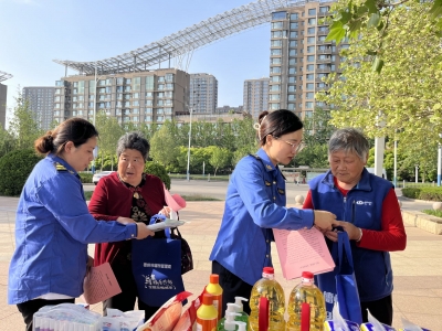 德州城管开展烟头兑换集中展示活动