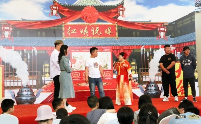 德州版“王婆说媒”持续升温 | 红姨现场牵红线助力单身青年勇敢追爱