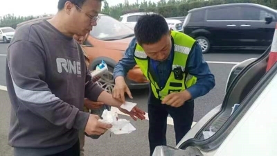 德州市公路巡查中心第一大队迅速处置追尾事故  