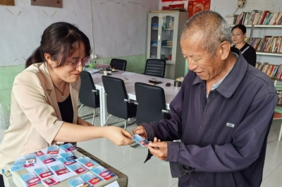 德州市工信局派驻岳官屯村第一书记孟宪红 | 家门口“办理”公交卡 便民服务零距离